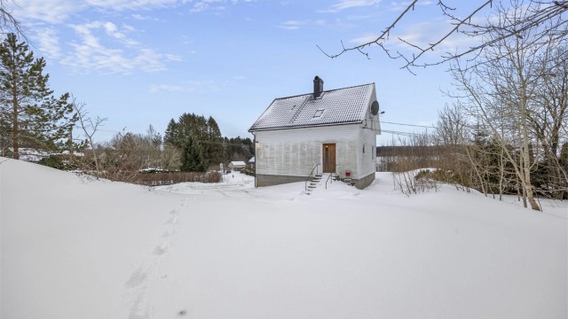 Eiendommen har en sentral beliggenhet på Rykene, med stor hage og gode solforhold.