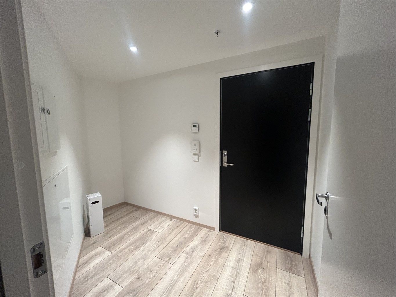 Lys og praktisk gang med god plass til å henge fra seg yttertøy. 