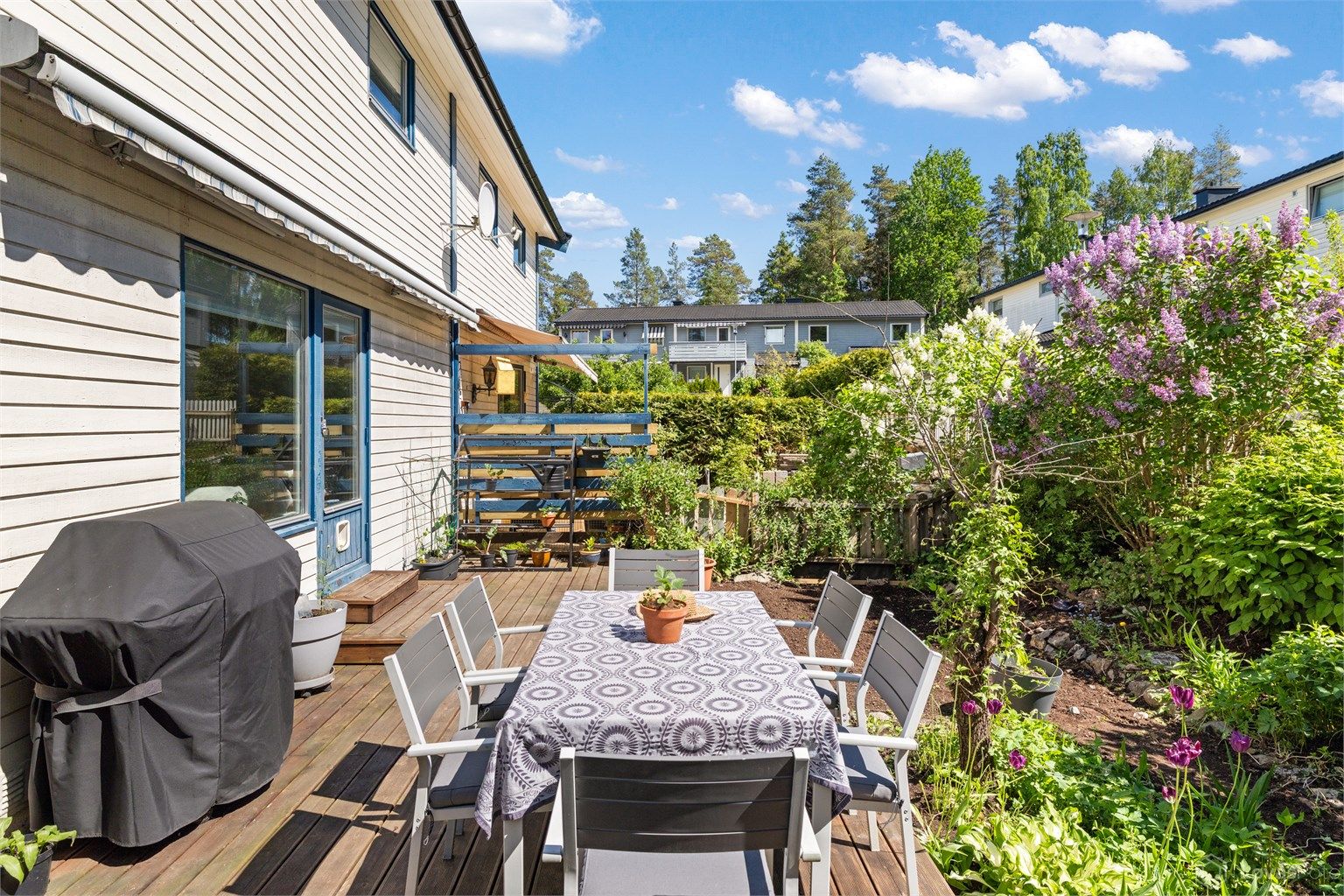 Hagen og uteområdet gir rikelig med plass for både beplantning og sosiale sammenkomster i rolige omgivelser.
Foto: [Fotograf eller fotofirma]