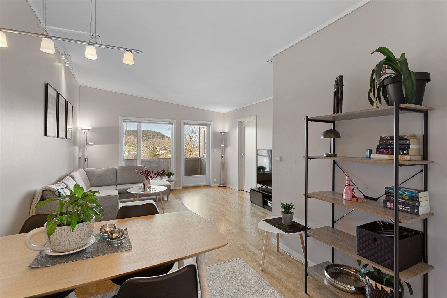 Leilighetens utforming gir en lys og luftig atmosfære i de sentrale oppholdsrommene.