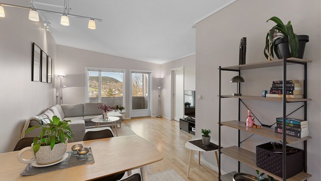 Leilighetens utforming gir en lys og luftig atmosfære i de sentrale oppholdsrommene.