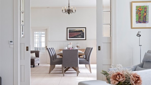 Den gjennomgående planløsningen i første etasje gir en åpen og sosial romfølelse