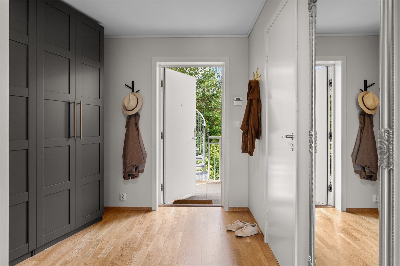 - Romslig gang med stort garderobeskap som gir gode muligheter for å henge fra seg yttertøyet -