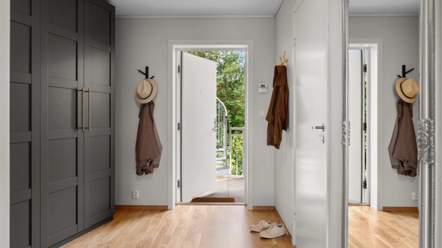 - Romslig gang med stort garderobeskap som gir gode muligheter for å henge fra seg yttertøyet -