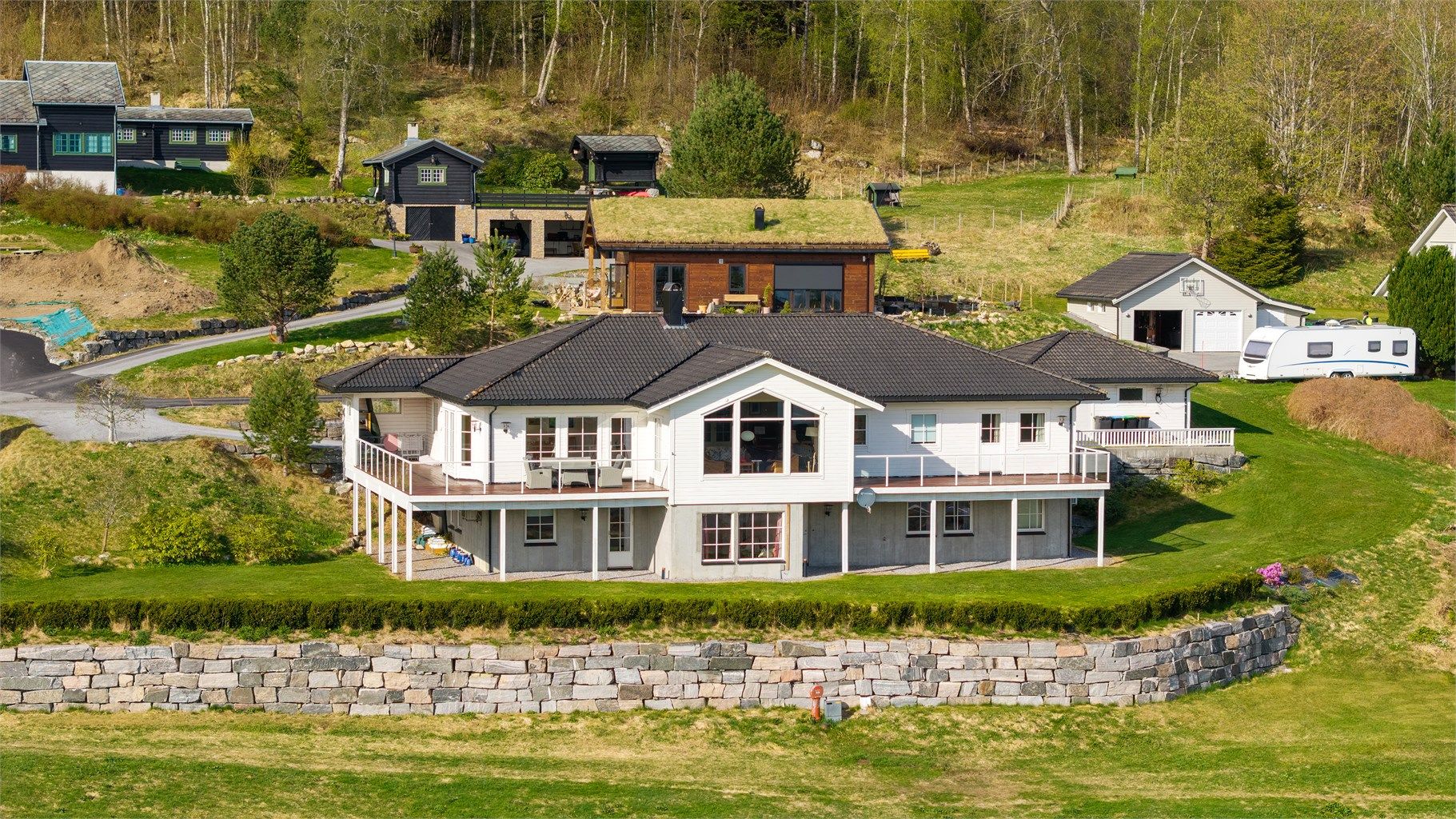 Eiendommen ligger rolig og fredfullt til i naturskjønne omgivelser. 