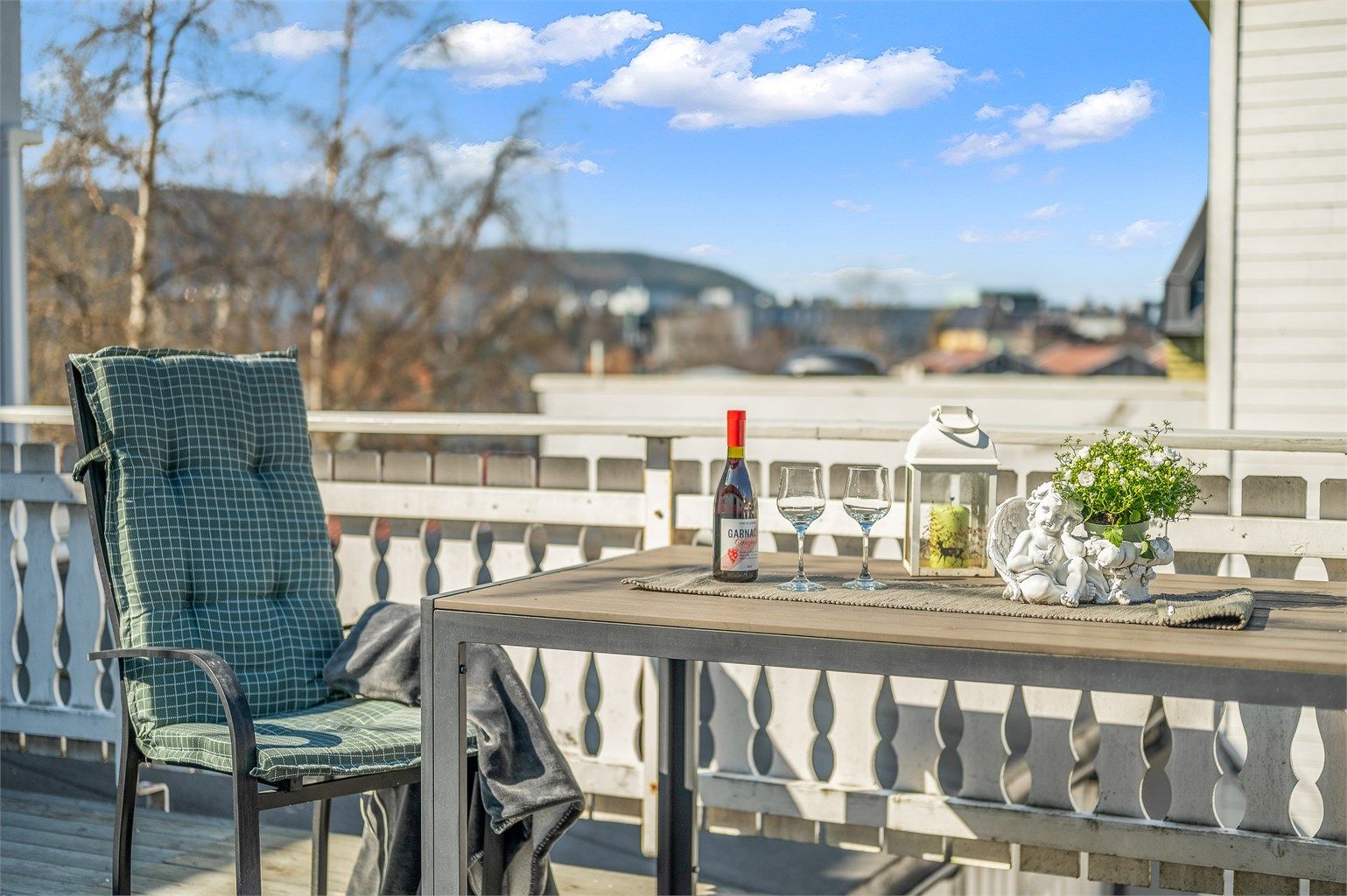 Skjermet uteplass med hyggelig utsyn over nærområdet.