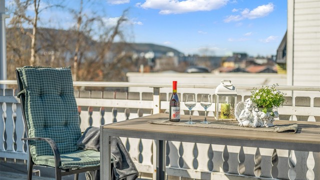 Skjermet uteplass med hyggelig utsyn over nærområdet.