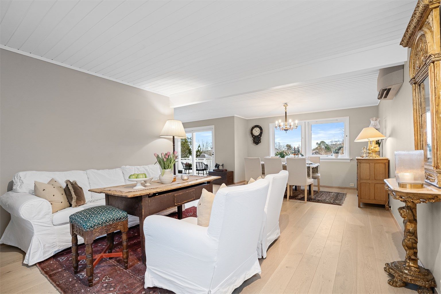 Stuen har god plass til sofagruppe og tv-seksjon. Legg merke til varmepumpen som ble satt inn i 2023. 