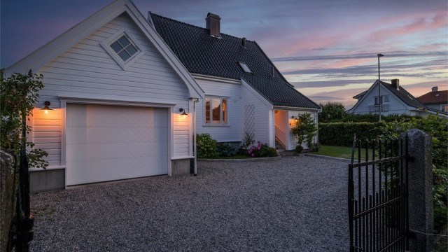 Nydelig, herskapelig eiendom med hovedhus, innredet anneks, hagestue og garasje.