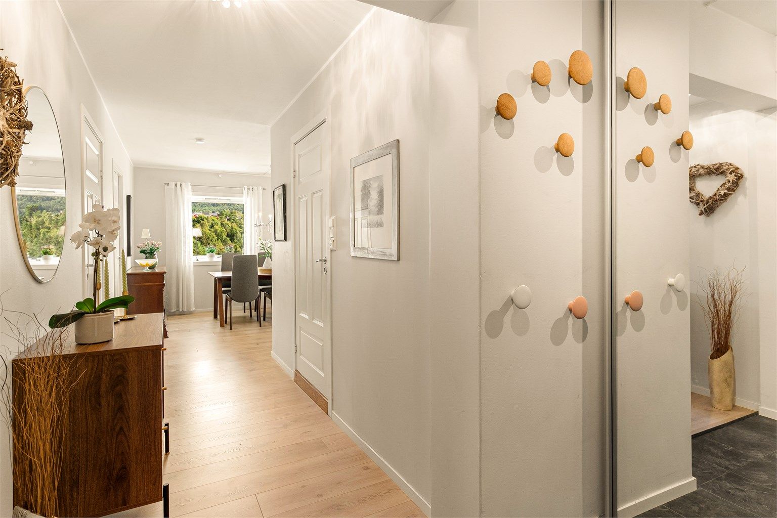 - Skyvedørsgarderobe i inngangsparti -