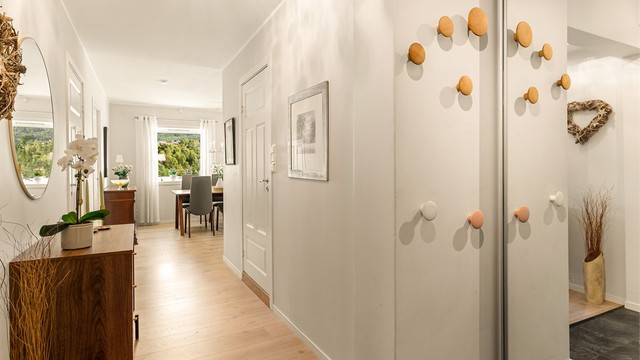 - Skyvedørsgarderobe i inngangsparti -