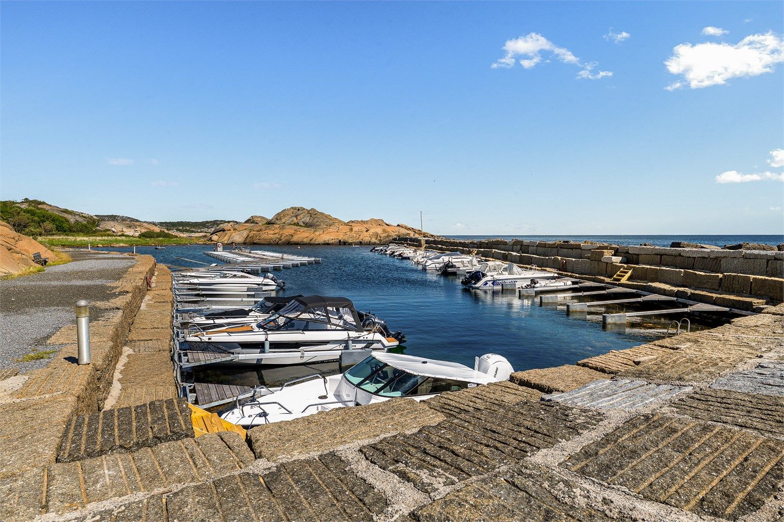 Det medfølger også rett til båtplass i havnen. Hytta disponerer i dag plass nr. 99.