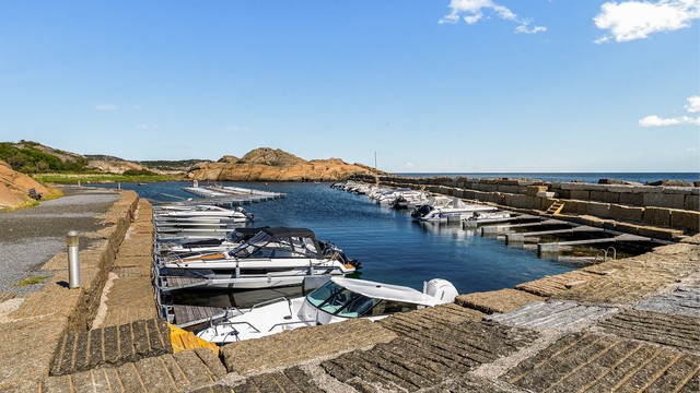 Det medfølger også rett til båtplass i havnen. Hytta disponerer i dag plass nr. 99.