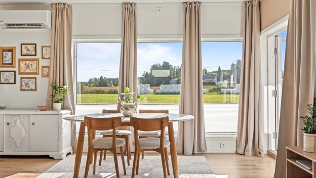 Store vindusflater med hyggelig utsikt over omkringliggende jorder.