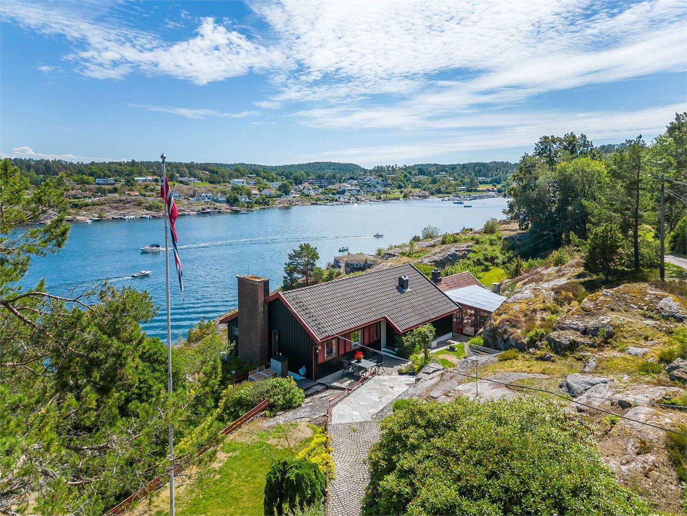 Hovedboligen  (A) fra 1966 går over et plan med kjeller og består av entré, gang, baderom, vaskerom, kjøkken, spisestue, stue, 3 soverom og bod med utvendig adkomst. 
