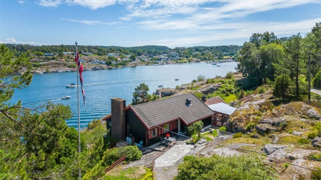Hovedboligen (A) fra 1966 går over et plan med kjeller og består av entré, gang, baderom, vaskerom, kjøkken, spisestue, stue, 3 soverom og bod med utvendig adkomst.