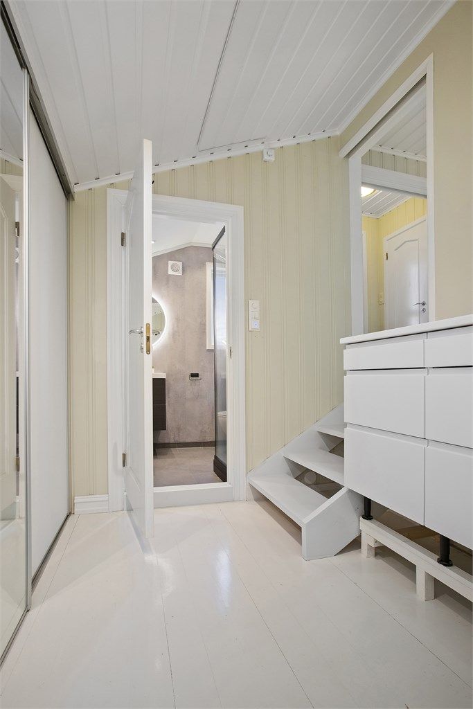 Gang med skyvedørsgarderobe og adkomst inn til badet i 1. etasje.