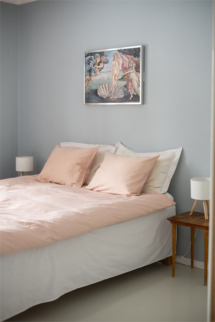 Soverommet har malte flater på vegger og i himling.