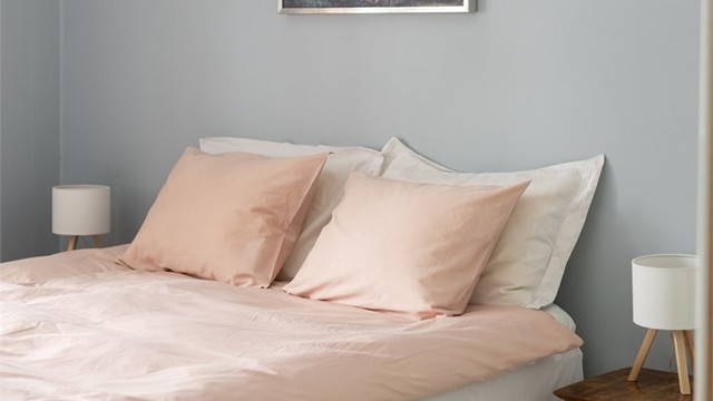 Soverommet har malte flater på vegger og i himling.