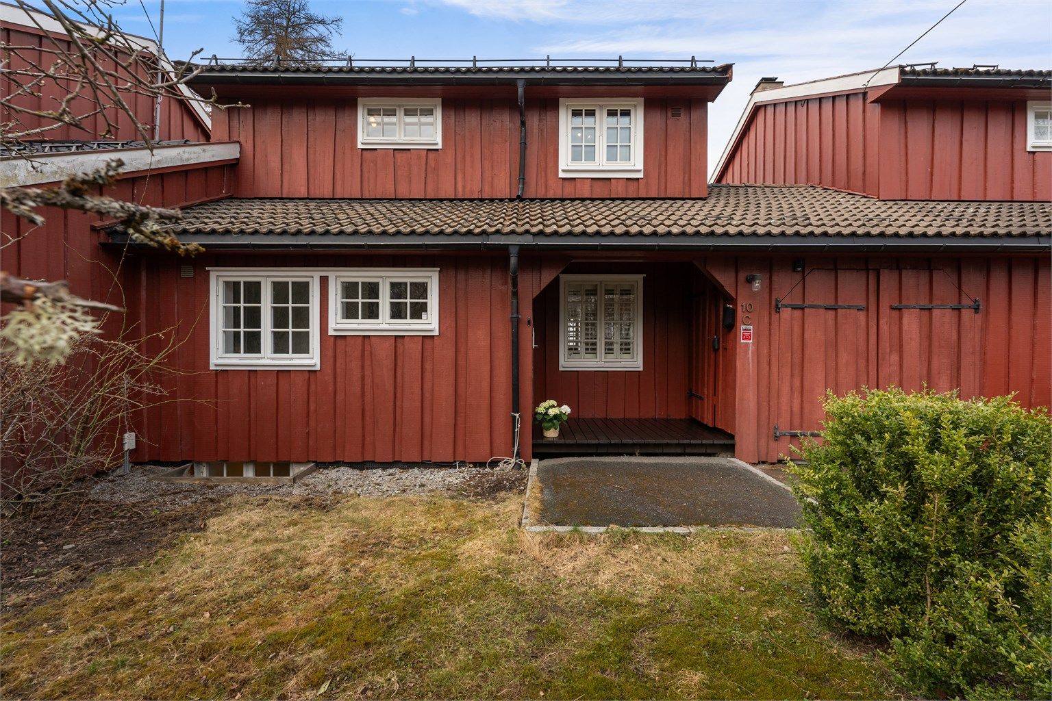 Eiendommen har en klassisk og tiltalende fasade med stående villmarkspanel.