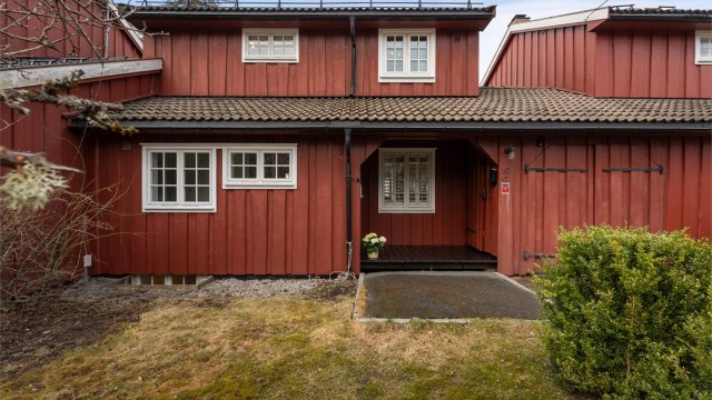 Eiendommen har en klassisk og tiltalende fasade med stående villmarkspanel.