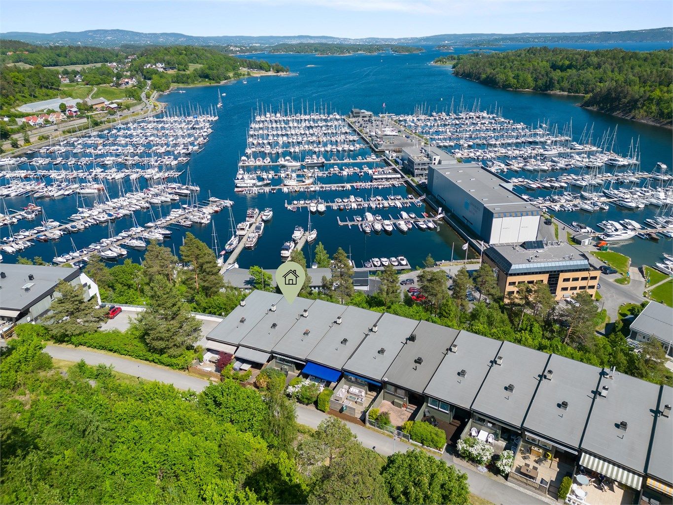 Boligen ligger idyllisk til i høyden av Leangbukta i et svært populært og barnevnnlig boligområde.