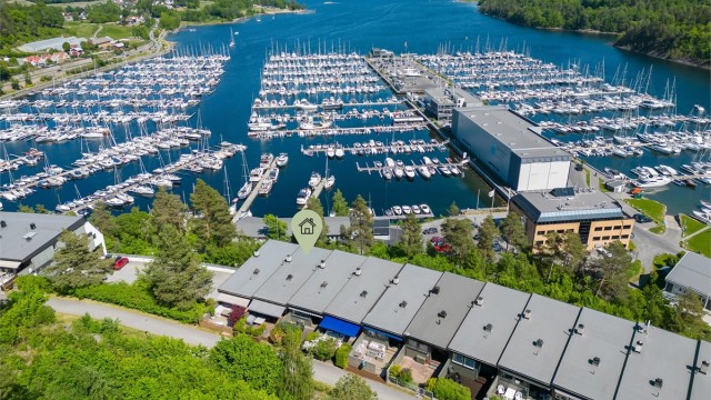 Boligen ligger idyllisk til i høyden av Leangbukta i et svært populært og barnevnnlig boligområde.
