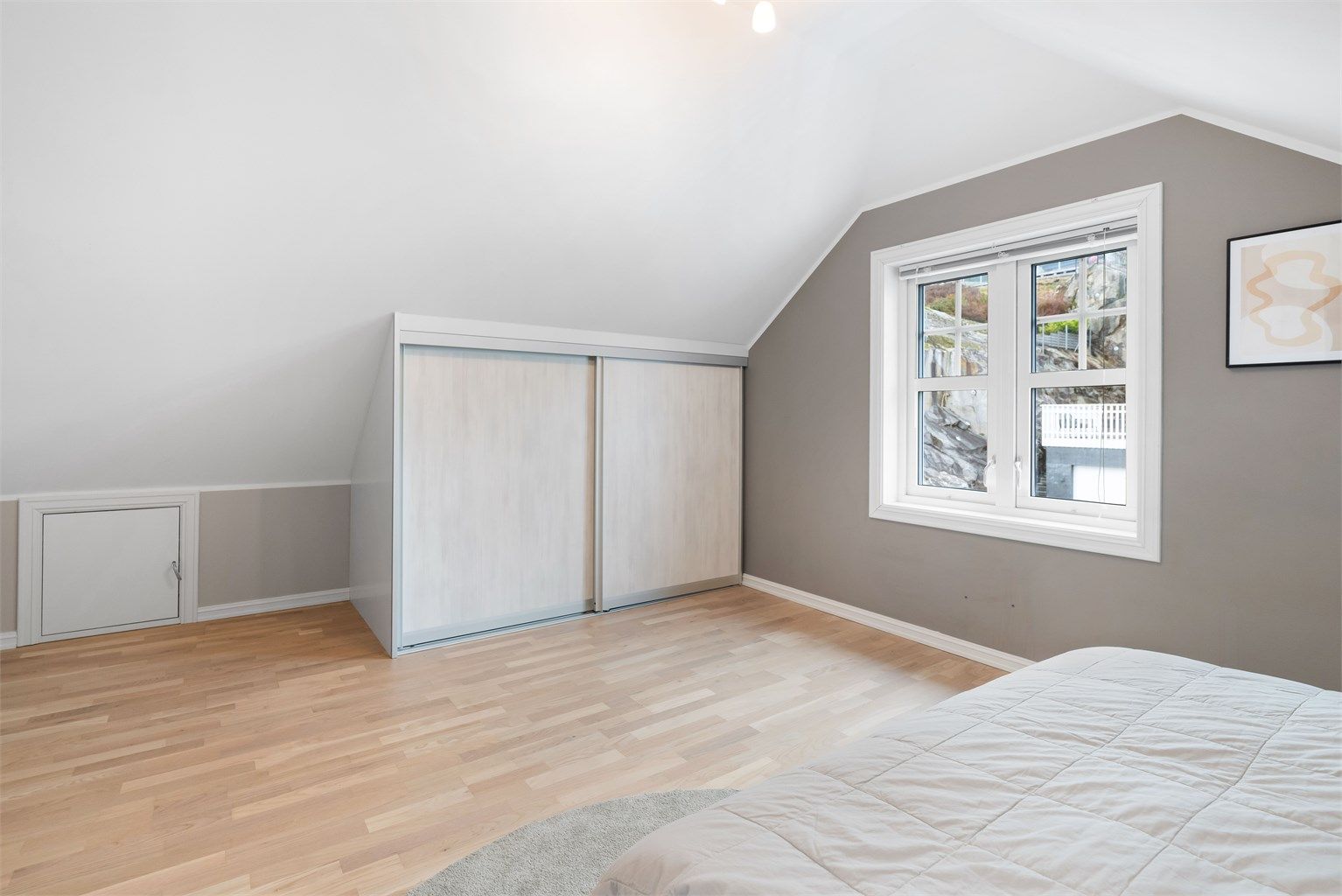 Praktisk skyvedørsløsning under skråtak