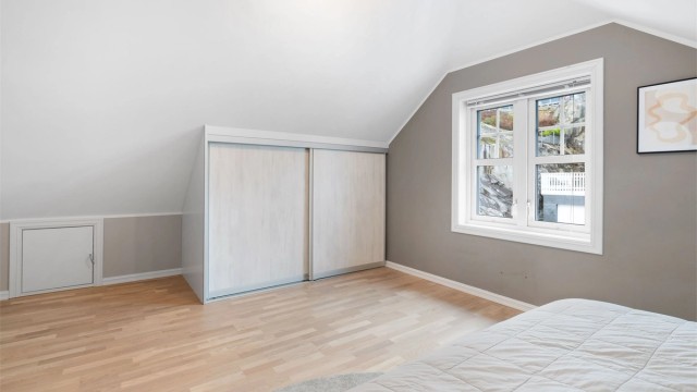 Praktisk skyvedørsløsning under skråtak