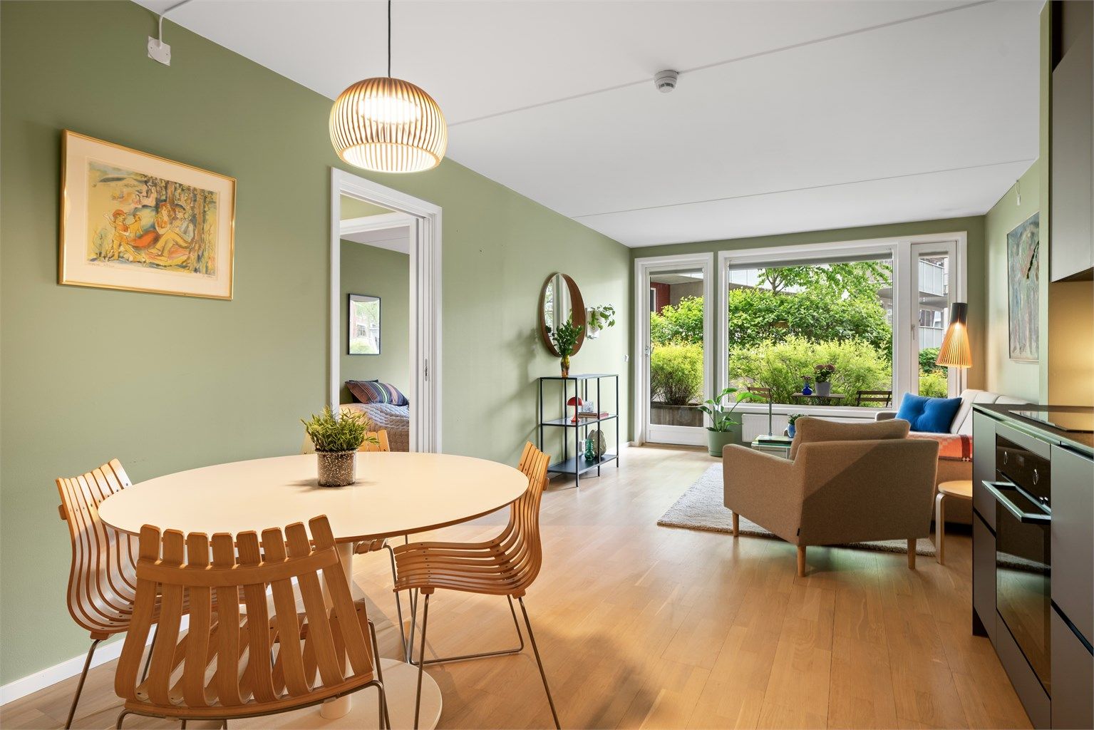 Stuen har god størrelse som sammen med de store vindusflatene bidrar til en romslig og luftig atmosfære. 