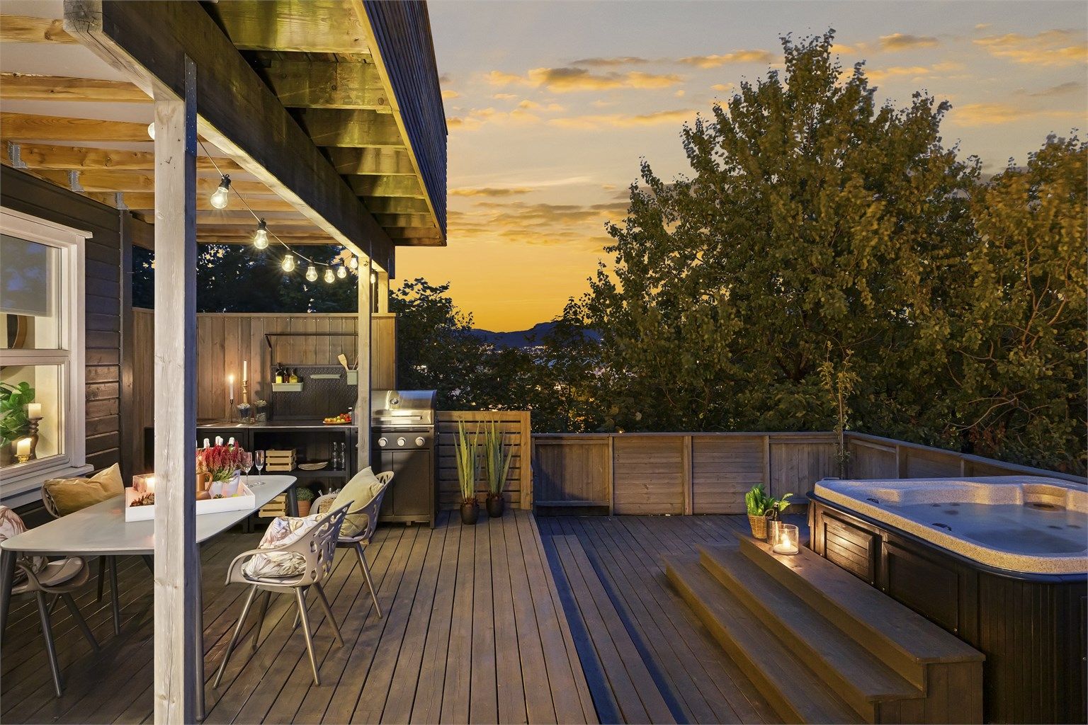 Supertrivelig terrasse med jacuzzi.