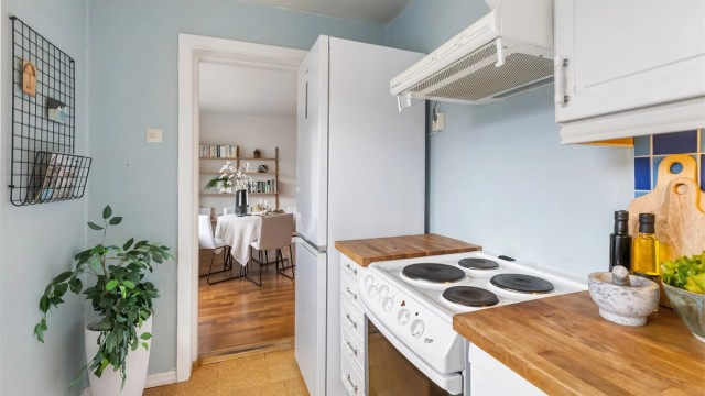 Kjøleskapet med frysedel er fra 2020.