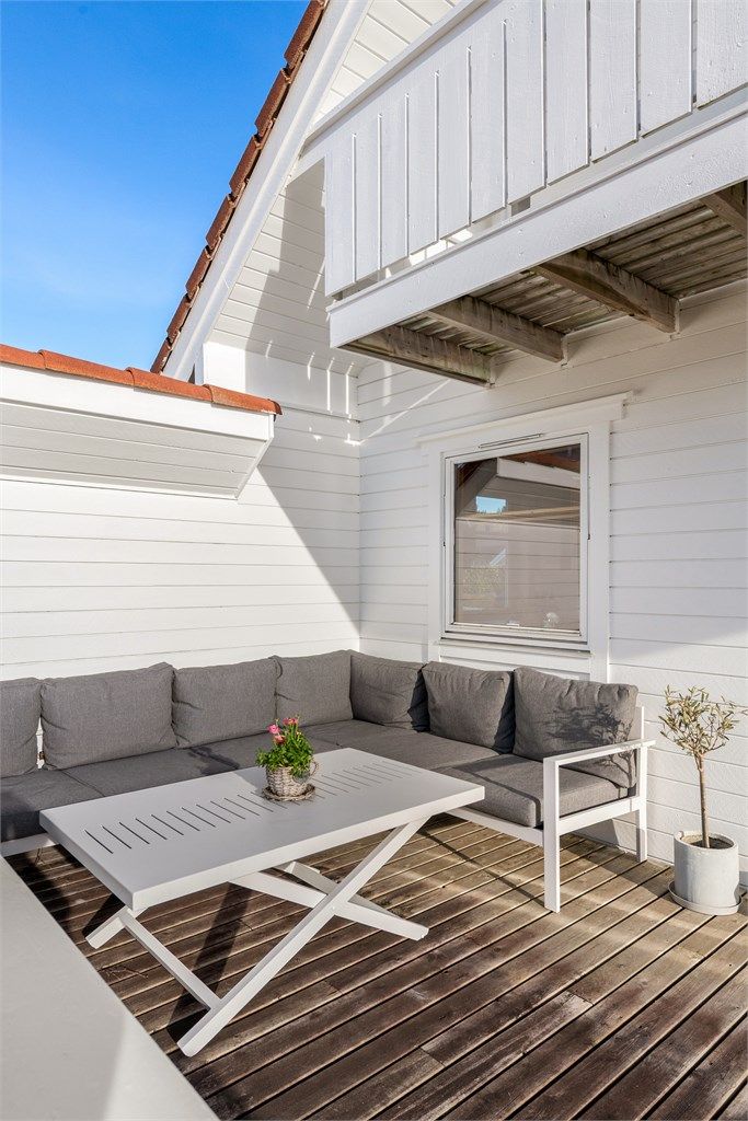 Lun krok på terrassen mot vest