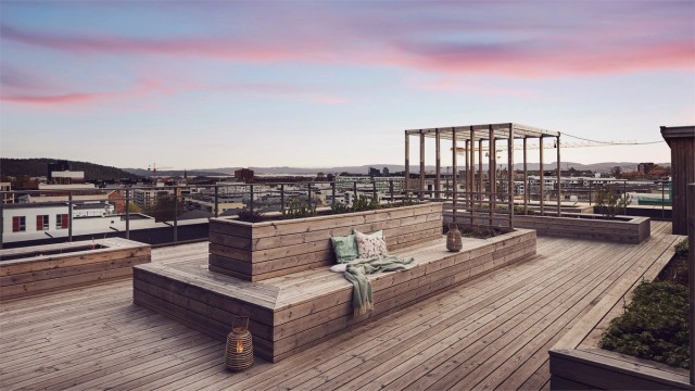 Flott felles takterrasse med nyinnkjøpte møbler og fantastisk utsikt (merk: bildet viser takterassen i nr. 69, tilnærmet identisk den i Malerhaugveien 36/38).