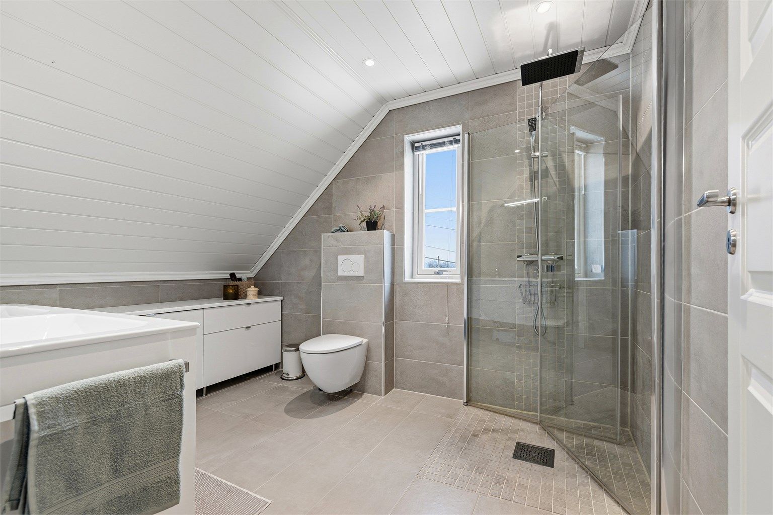 Nydelig bad/wc i 2 etg. med praktisk skittentøysjakt ned til vaskerommet. Moderne utstyr og utførelse på badet