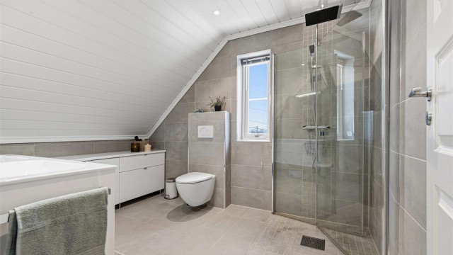 Nydelig bad/wc i 2 etg. med praktisk skittentøysjakt ned til vaskerommet. Moderne utstyr og utførelse på badet