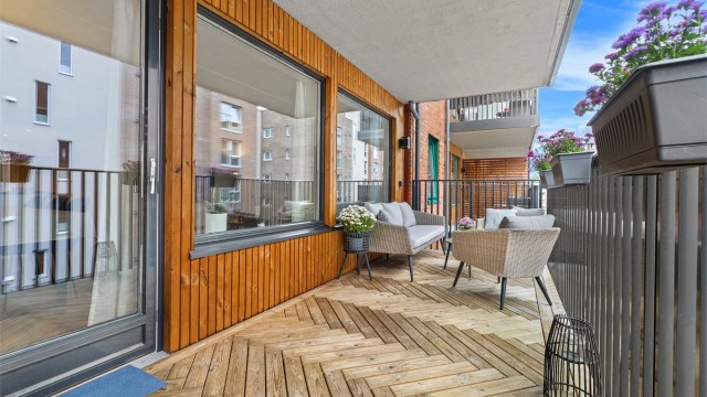 Balkongen er vendt mot nord, og fungerer perfekt som en forlengelse av stuen på varmere dager.