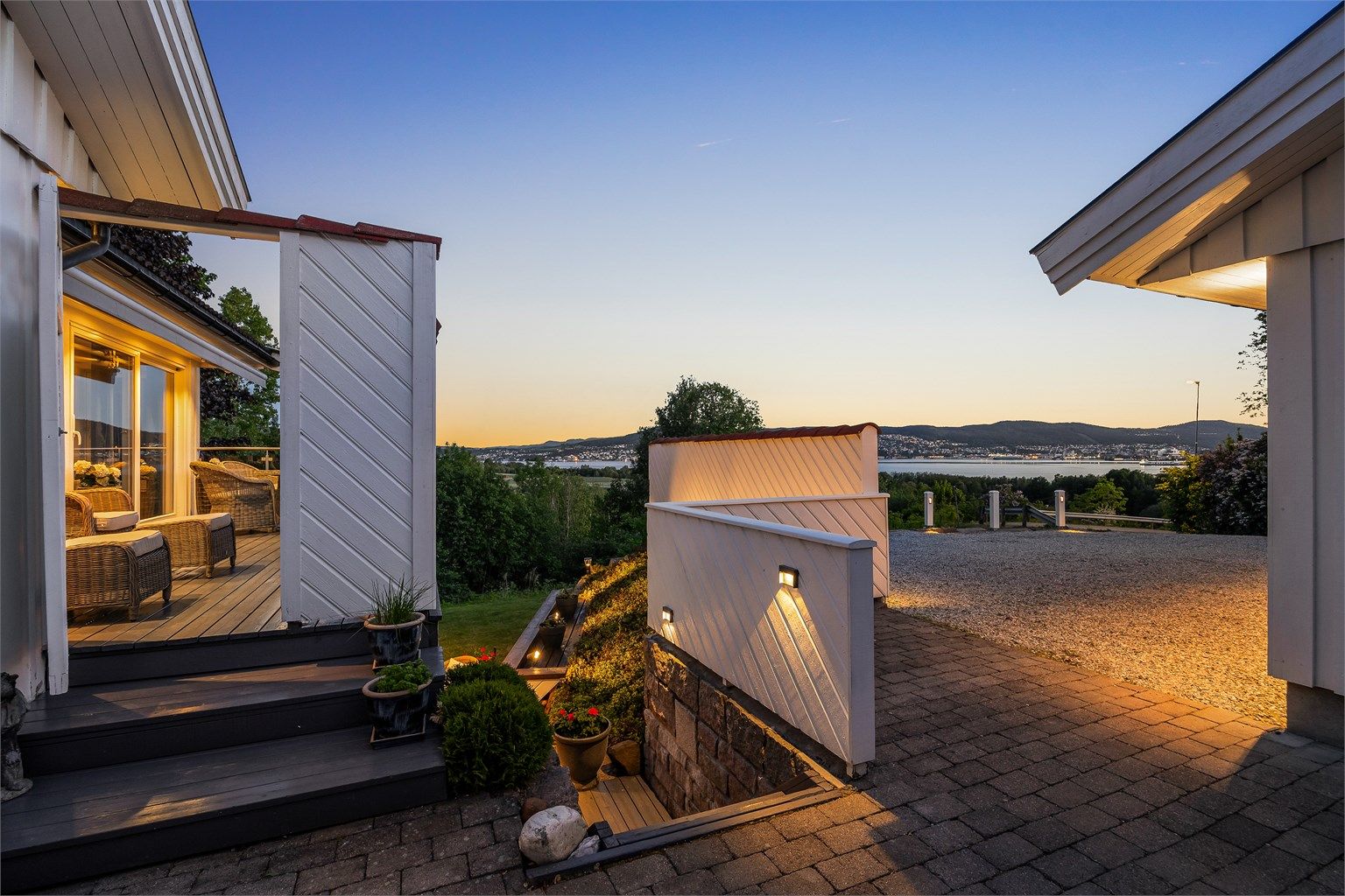 Det er også tilgang til verandaen i 1. etasje via port/dør og det er trapp ned til terrassen i kjelleren.