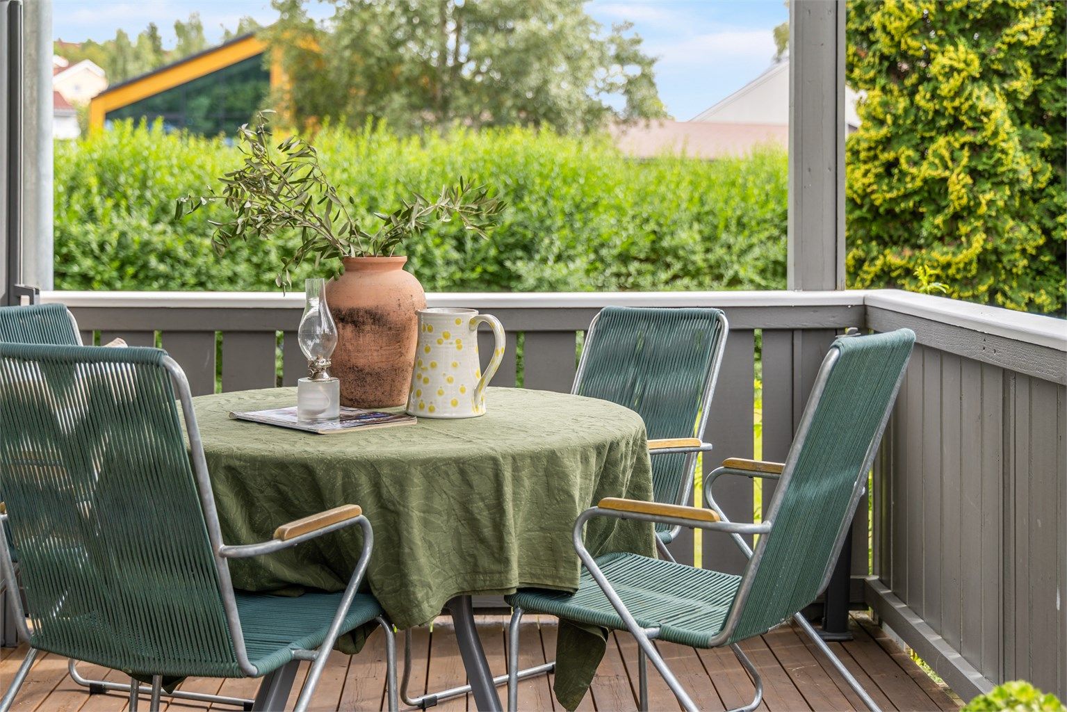 ..og er overbygget av balkongen over, noe som gjør uteplassen ypperlig som en utvidelse av boligen på årets varme sommerdager