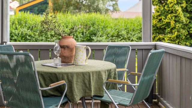 ..og er overbygget av balkongen over, noe som gjør uteplassen ypperlig som en utvidelse av boligen på årets varme sommerdager