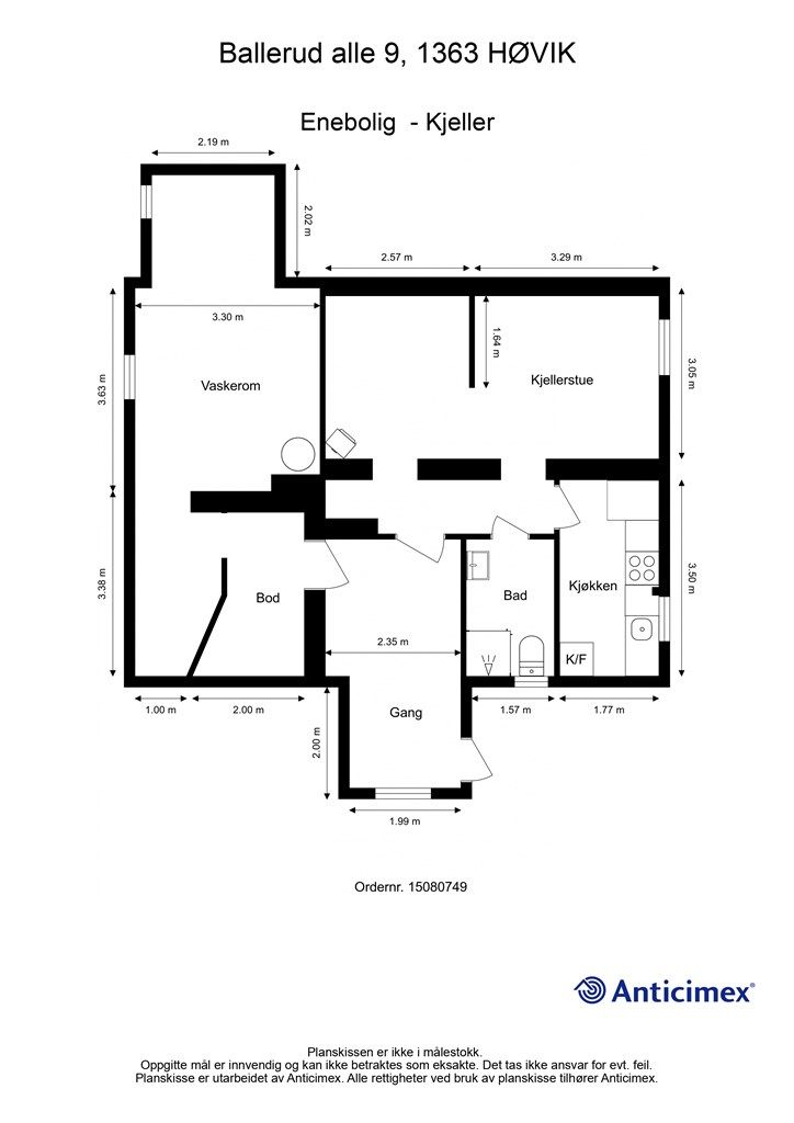Kjelleren er innredet med egen inngang, kjellerstue, kjøkken, bad og vaskerom.