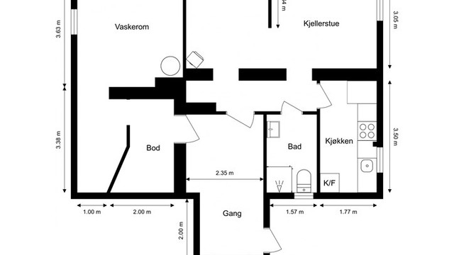Kjelleren er innredet med egen inngang, kjellerstue, kjøkken, bad og vaskerom.