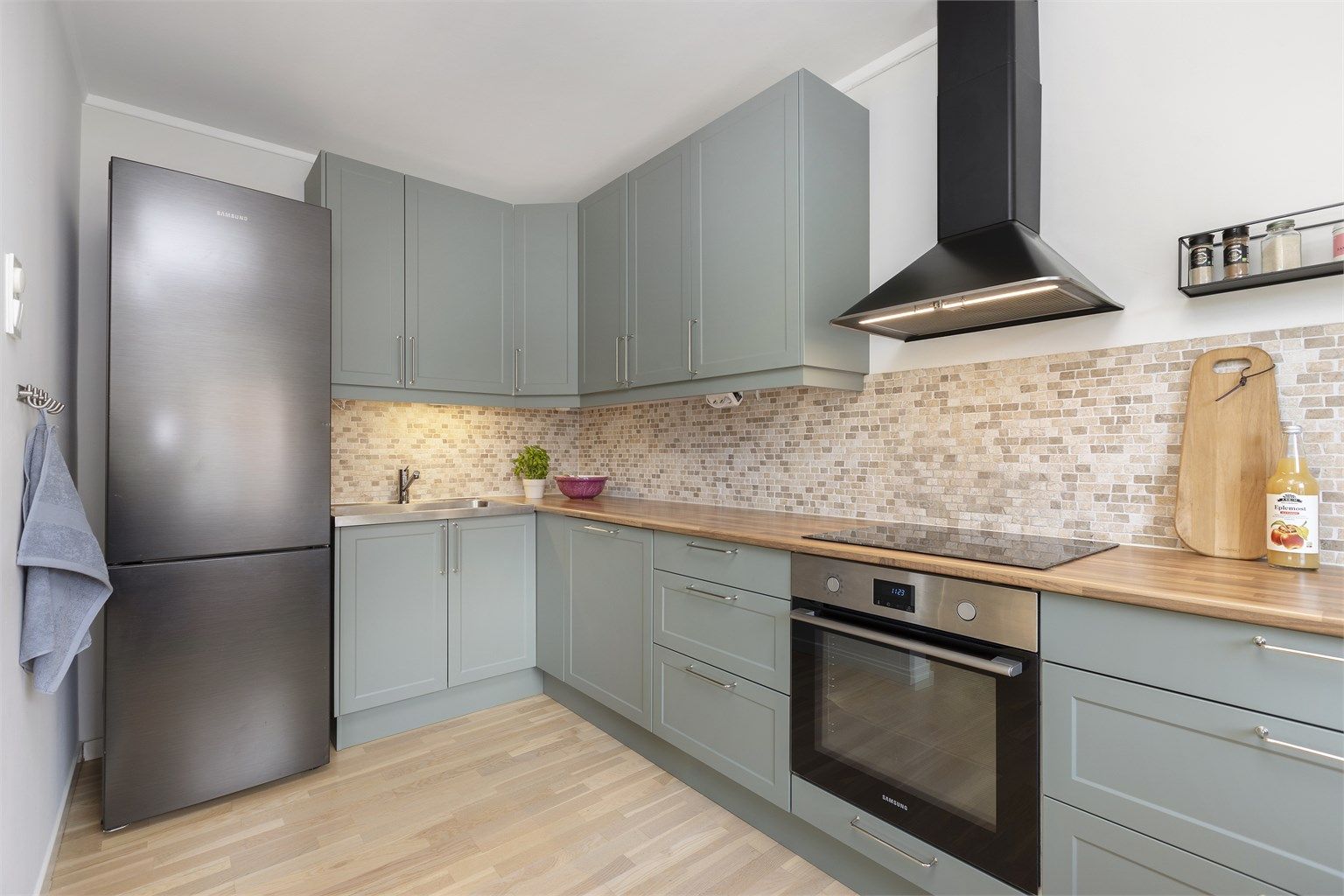 Kjøkkenet ble oppgradert i 2023 med nye fronter og integrerte hvitevarer som stekeovn, platetopp og oppvaskmaskin.