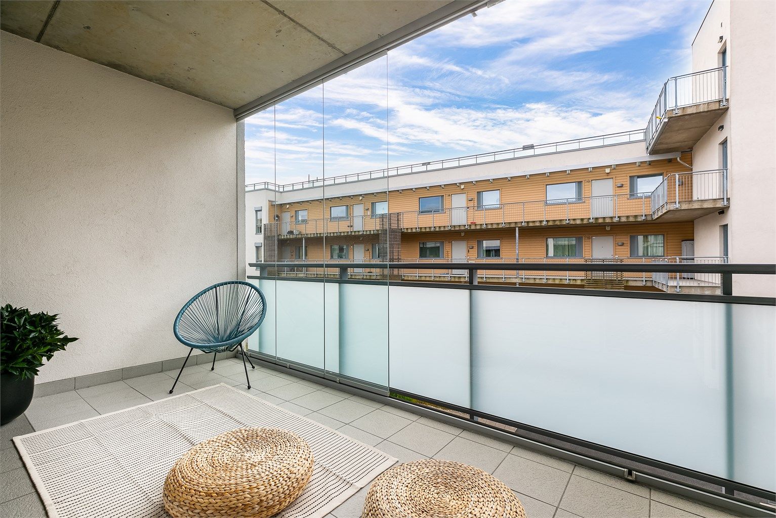 I årets varme måneder kommer solen til verandaen fra utpå ettermiddagene.