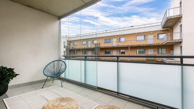 I årets varme måneder kommer solen til verandaen fra utpå ettermiddagene.