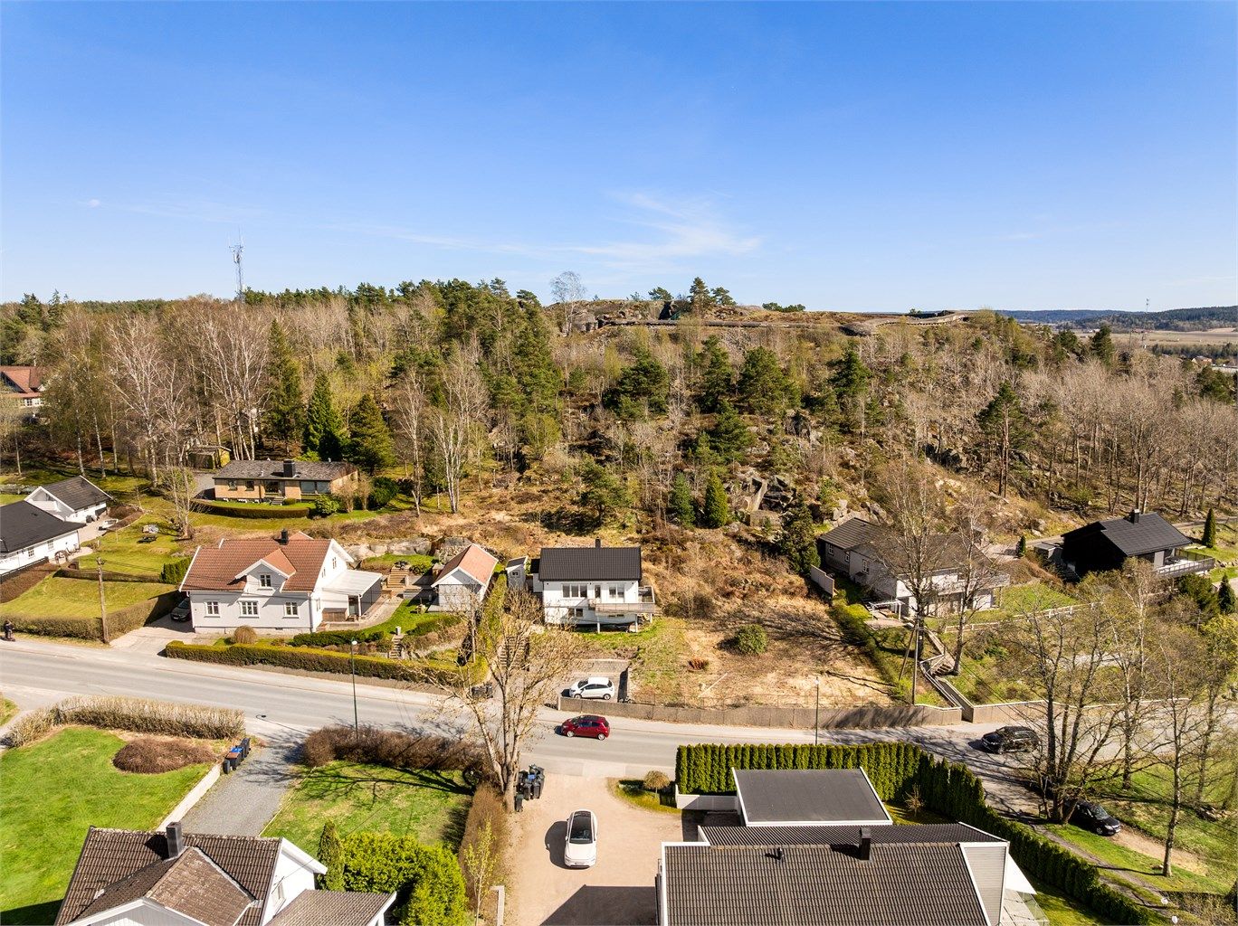 Tomten er på 526 kvm. og grenser i øst til et større bevaringsområde knyttet til Greåker fort.