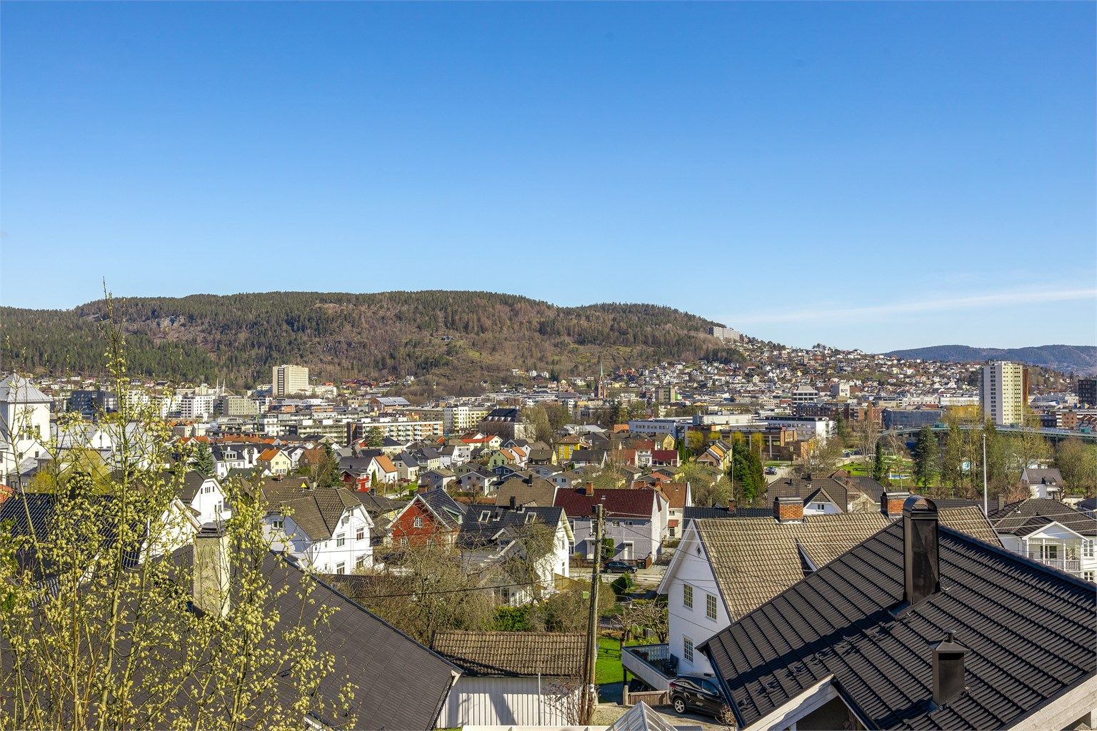 Herfra kan du nyte en vidstrakt utsikt over Drammen by.