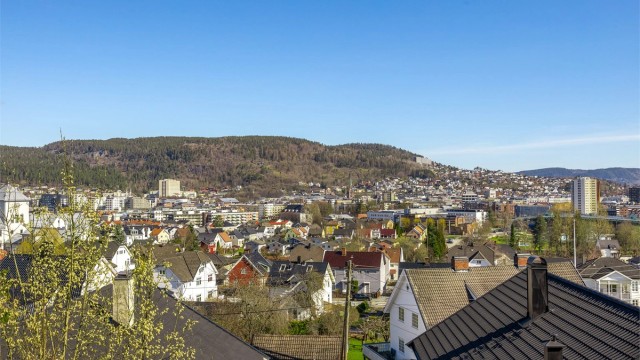 Herfra kan du nyte en vidstrakt utsikt over Drammen by.