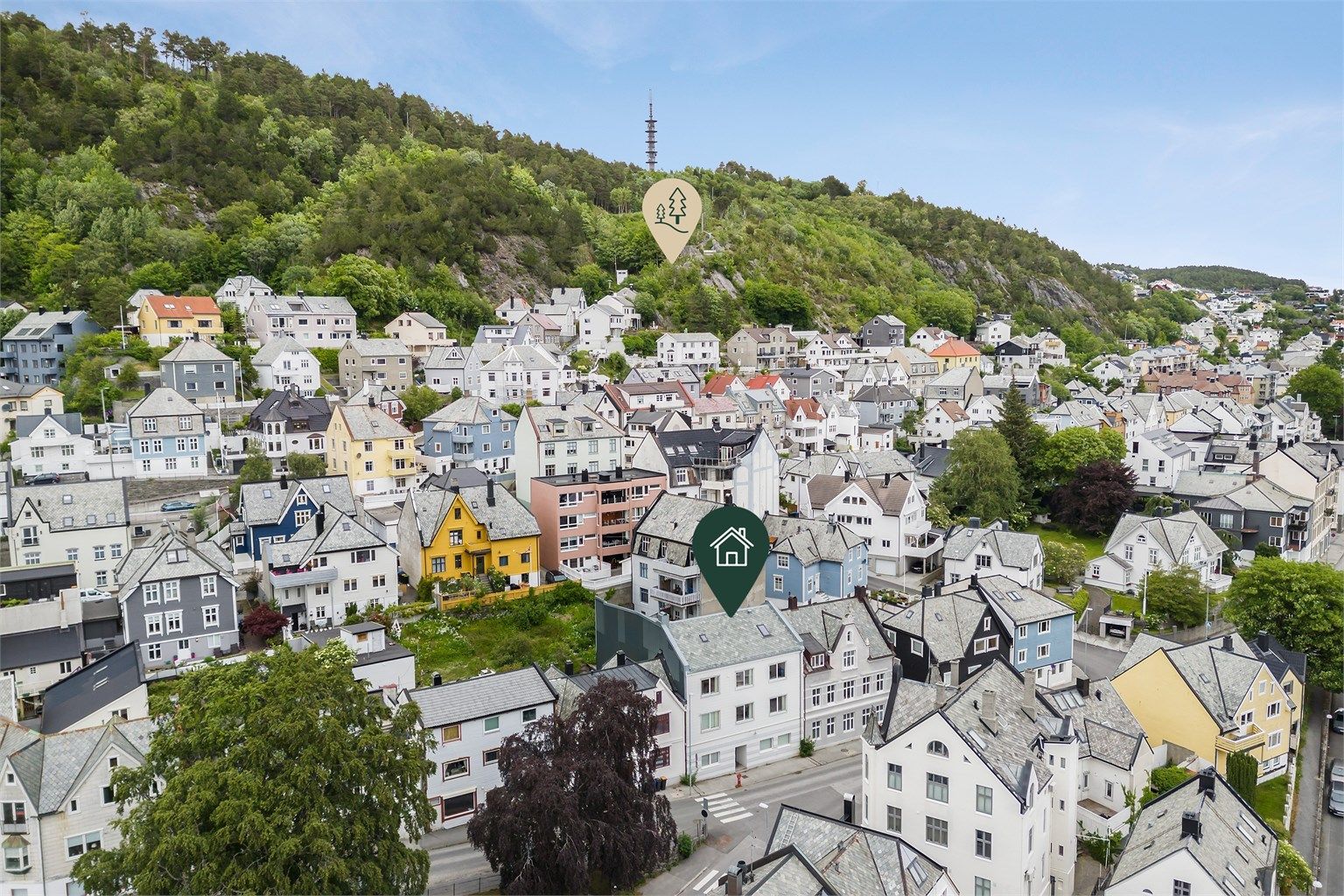 Leiligheten har en sentral beliggenhet med kort veg til det meste hverdagen krever. Like bak leiligheten ligger Vannspringdalen, som fører deg inn på de flotte turstiene på byfjellet