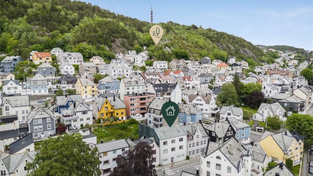 Leiligheten har en sentral beliggenhet med kort veg til det meste hverdagen krever. Like bak leiligheten ligger Vannspringdalen, som fører deg inn på de flotte turstiene på byfjellet